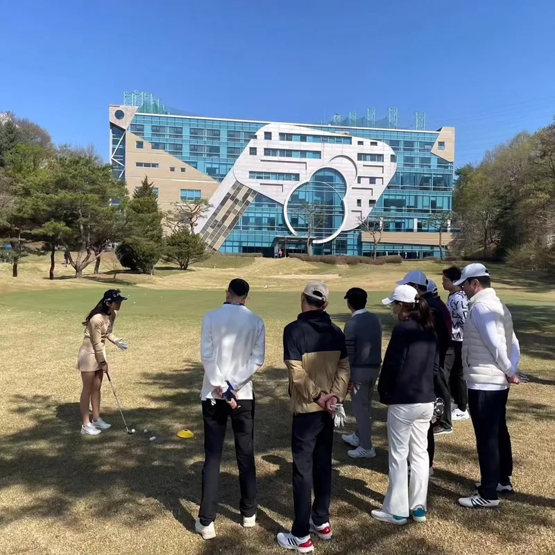 코스 잔디에서 참가자들이 둘러선 가운데 고경민 프로가 퍼팅 시범을 보이는 모습